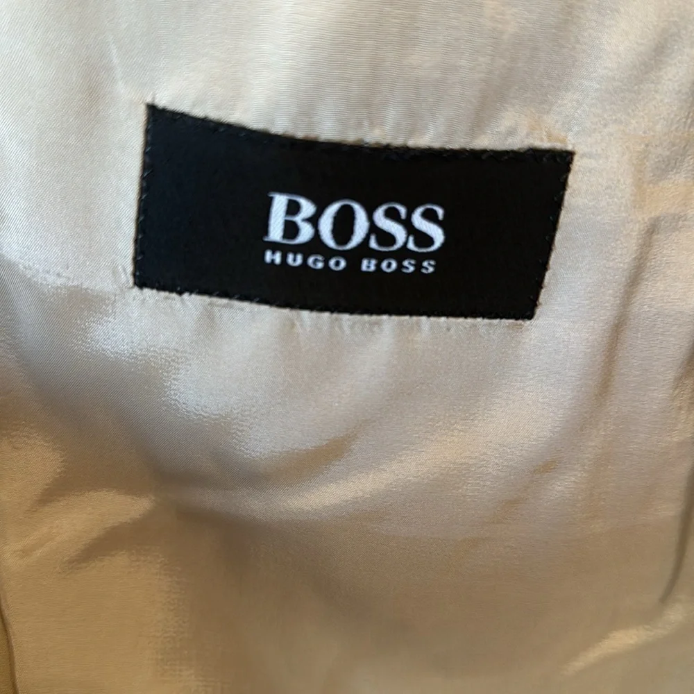 Hugo Boss 44R beautiful gold tone‎ 100% Virgin Wool